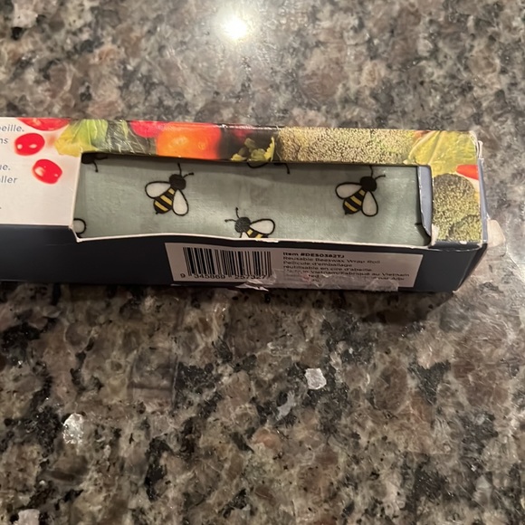 Davis & Waddell Other - Davis & Waddell Reusable Beeswax Wrap Roll, green with bees, new in box